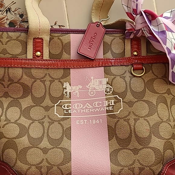 COACH Tote-Pre-loved. - Picture 9 of 16